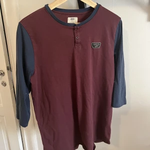 Vans tröja - Skate style, bra skick, 2/3 arm. Original pris 300kr, känns som större än S