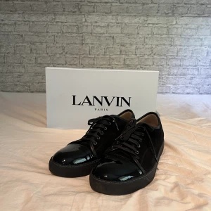 Lanvin skor, svarta - Säljer mitt äkta par Lanvin i storlek 44! Skorna är 8.5/10 och använda fåtal gånger. Originalskolåda fås med samt skosnören. Skorna är köpta från Miinto och är självklart äkta. Kom med bud så löser vi någon deal! BYTEN är aktuella! Fråga på! Kvitto finns!
