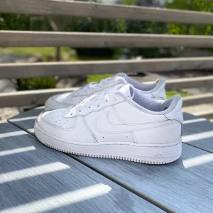 Nike airforce 1 - Säljer ett par vita Nike airforce 1 i storlek 40. Säljs pga för små. Ca ett år gammla,box finns inte. 200:-