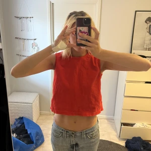 Corallfärgad topp - Corduroy material, knappar bak. Sitter hyfsat löst på mig som e en 36a. 