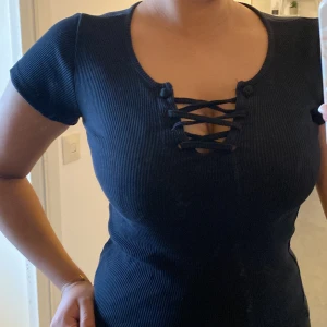 Söt T-shirt  - Med öppning vid bröstet