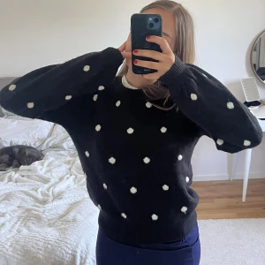 Stickad tröja - Jättefin svart tröja med vita prickar från veromoda, perfekt att dra på på kalla sommarkvällar!🫶🏻🫶🏻Tröjan är i mycket bra skick!
