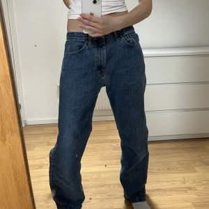 Blåa low rise jeans från märker Wrangler som jag köpt second hand och säljer för att jag inte använt så mycket. De är i bra skick och ungefär storlek S. 