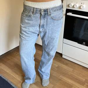 Baggy vintage Levis jeans i strl 32/30 Jag är vanligtvis strl s/m och är 165 cm lång 