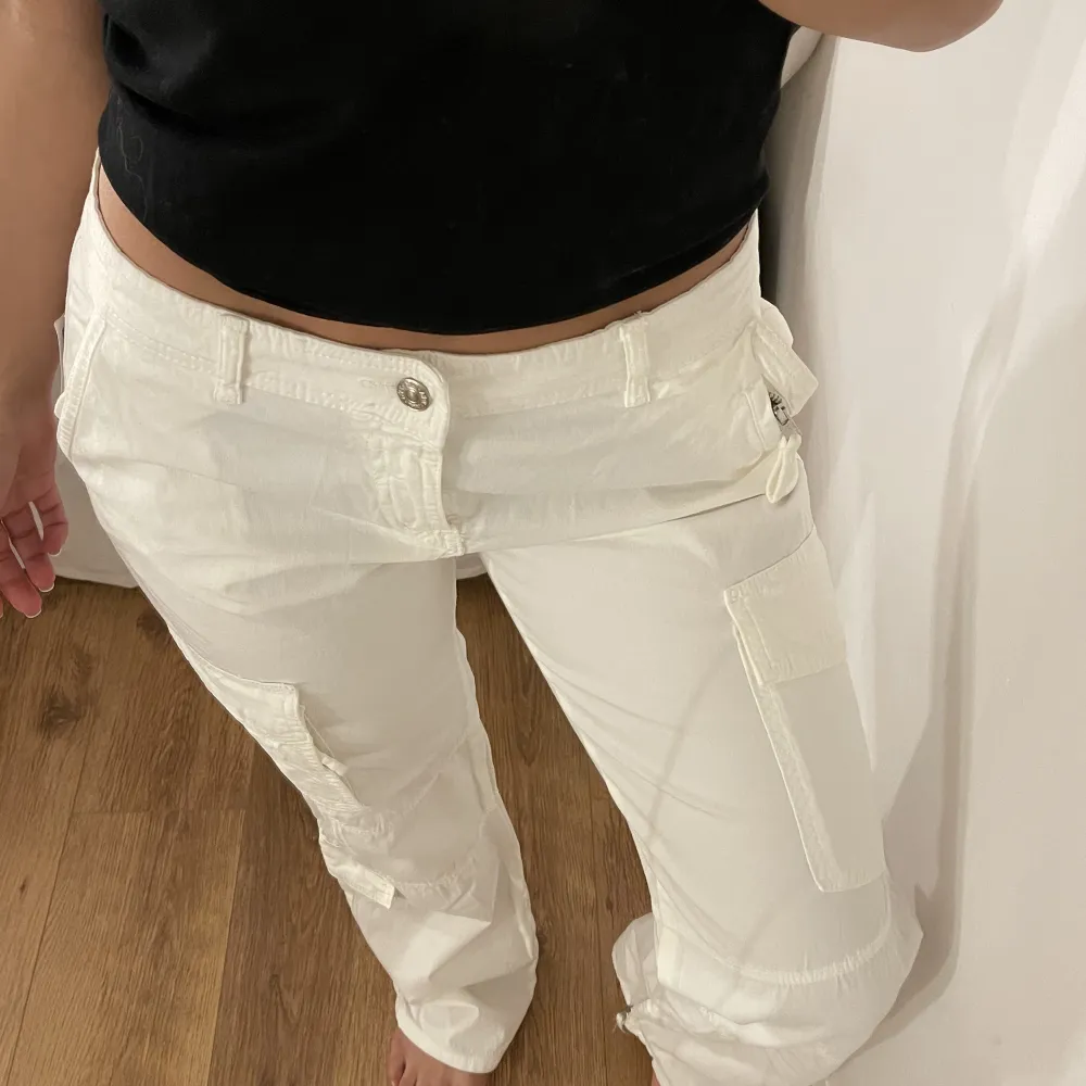 Säljer mina lågmidjadd vita cargo pants från zara! Helt oanvända med prislapp kvar. Bra i längden på mig som är 1.68 cm, och inte genomskinliga! . Jeans & Byxor.