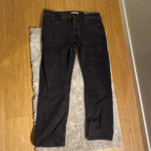 Ett par jeans från Jack&Jones i storlek W34 L32 Bra skick men använda.  har suttit på mig 179cm @80kg