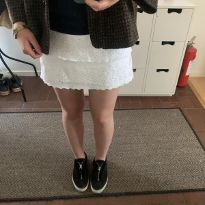 Kjol - Säljer denna kjol från Zara som aldrig är använd 💕 storlek 13-14 år så ca XS-S