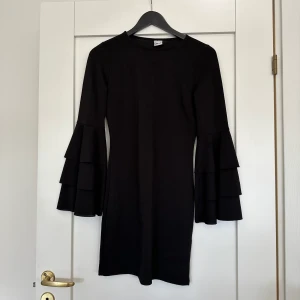 Svart klänning - Klänning med volanger från Gina Tricot, perfekt till fest! Storlek S 🤍