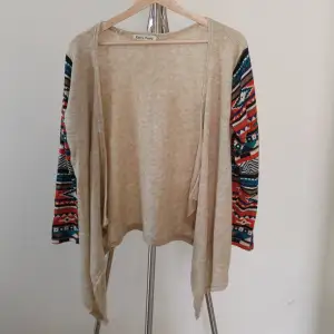 Cardigan with aztec pattern on the sleeves