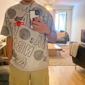 Fett drippy chicago bulls nba tshirt som it används längre, den e baggy o passar alla, fett skön