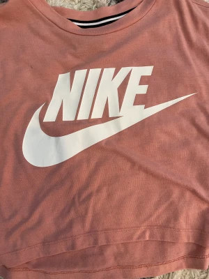 Träningströja - En rosa nike tröja. Lite kortare i modellen. Använder inte pågrund av att den inte passar längre. 