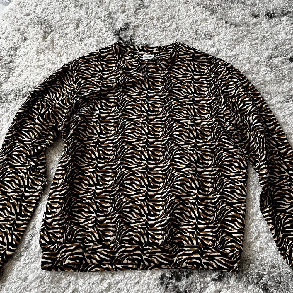 Leopardmönstrad tröja från stories, supermjukt material 🫶🏻 aldrig använd. Tröjor & Koftor.