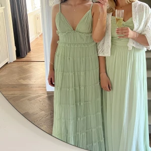 Ljusgrön balklänning! - Så fin balklänning i storlek 36 från märket Lace & beads. Oanvänd då jag råkade köpa två stycken och för sent att lämna tillbaka. Köpt för 1289, säljes nu för 700