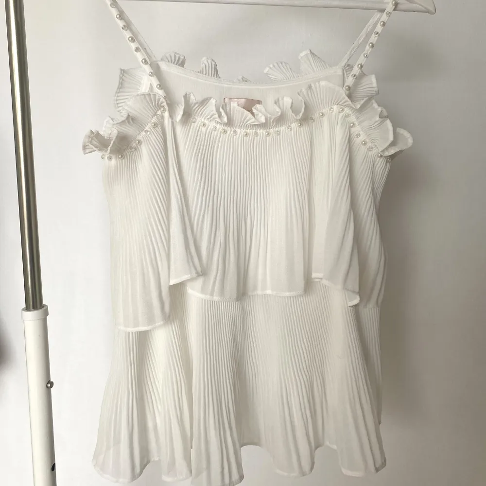 jättefin vit volang topp från CC Clothing Company🫶🏼 Köpt för 400kr säljer vid bra bud eller köp direkt för 250kr💓. Toppar.