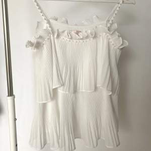 jättefin vit volang topp från CC Clothing Company🫶🏼 Köpt för 400kr säljer vid bra bud eller köp direkt för 250kr💓