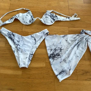 Bikini det med strandkjol - Bikini set i storlek S, storleken stämmer tycker jag för jag brukar ha S