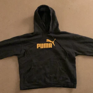 Puma Hoodie - Grå Puma hoodie använd skick 8/10 sån magficka inga hål inget märkbart slitage