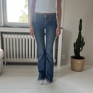 Jeans - Säljer dessa super snygga stardivarius jeans!💖💖jag har klippt dessa byxor lite men de passar mig bra och jag är 167!💓