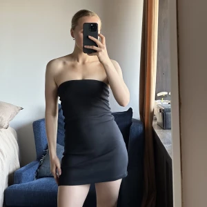 Djerf Avenue Tub Dress - Säljer min älskade Djerf Avenue Tub Dress Blackberries i strl S pga förliten:-( Använd endast fyra gånger⭐️ Säljer även mina sleeves (xs) till som jag aldrig använt för 150kr extra ❤️ 