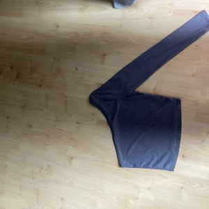 Fin topp  - Topp från asos, mörkgrå färg. Är i storlek 40 men den är väldigt liten i storleken. Kanske 36-38