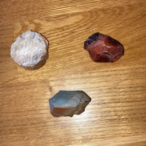Kristaller - Säljer kristaller.  Förstenat trä   25kr Rå karneol agat  30kr Rå polykrom jaspis  30kr + frakt