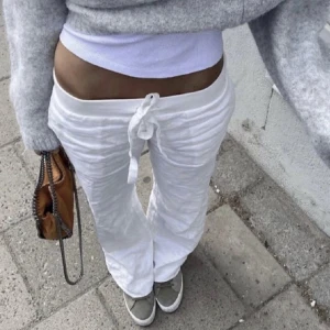 Alobha linnebyxor - Någon som vill byta alobha linnebyxor nya modellen i s till ett par i xs? Kan annars sälja de för ett bra pris, helt nya 