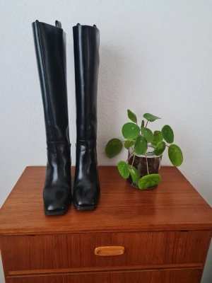 Stövlar H&M - Svarta stövlar köpta på H&Ms hemsida förra året för ca 700 kr. Använda endast en gång så de är i nyskick 
