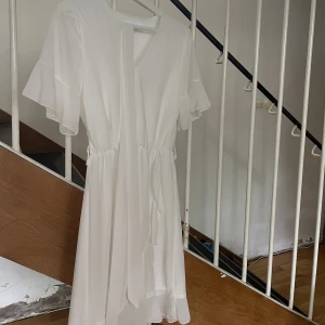 Studentklänning - Säljer min studentklänning, använd en gång i helt nytt skick ❤️