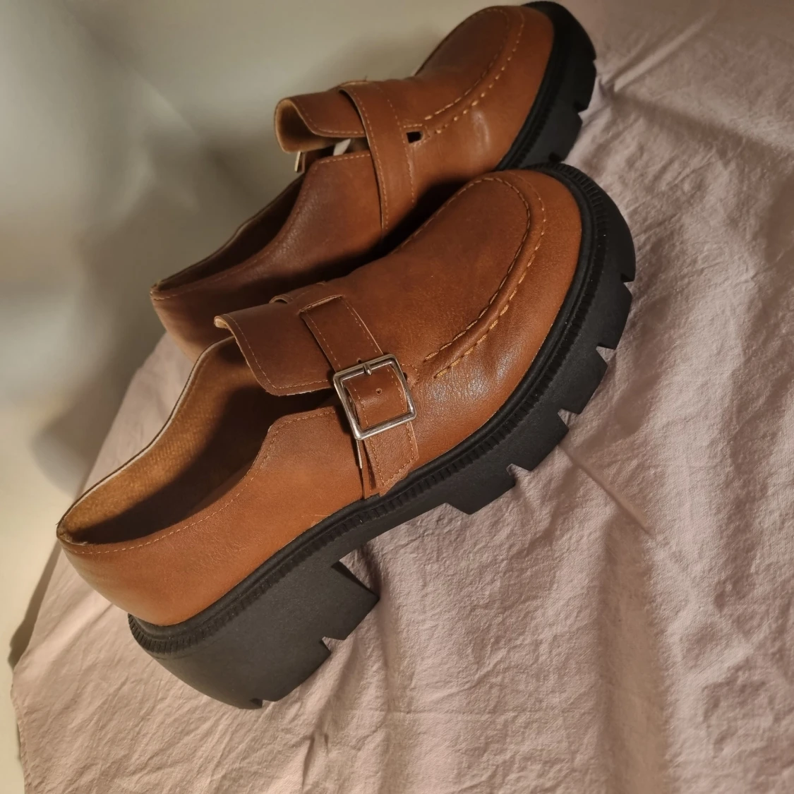 Bruna skor med spänne
