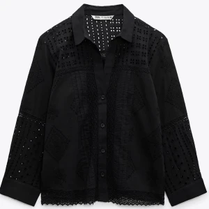 Zara skjorta - Jättefin skjorta som köptes i höstas men har använts endast en gång därför i väldigt bra skick💗 Storlek S men passar mig som brukar ha Xs💗💗