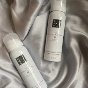 Rituals - Två helt oanvända shower gels i sakura doft från rituals. I kontakt med vatten omvandlas den till skum. Säljer nu för 29kr styck. Men köper du båda får du dem för 49kr vilket då blir 100ml!🤍🌸