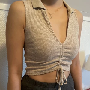 Beige ribbad topp från zara. Med prislapp på - Kort ribbad topp från Zara. Har aldrig använts ute och har prislapp fortfarande på.