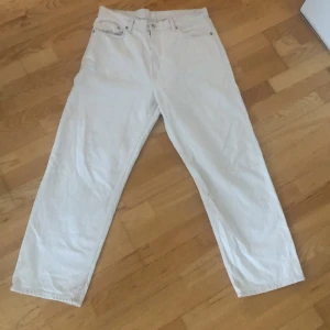 Jeans - Sjyssta Cream white jeans från Weekday. Litet tecken på slitningar nere vid hälarna annars grymt skick. Skick 8/10, modell ”Galaxy loose straight fit”.