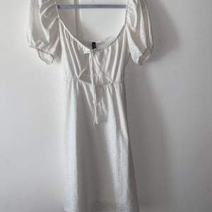 En vit klänning perfekt till studenten, skolavslutning m.m. Den är i strl L skriv om intresserad❤️
