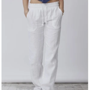 Lågmidjade linnebyxor - Helt nya, oanvända linnebyxor från Skagen clothing, i 100%. Svala och sköna perfekt till sommaren.Säljer då de tyvär var lite för långa för mig. Nypris är 799. Om ni vill veta mer så är det bara att skriva, pris kan diskuteras💗