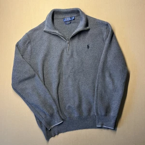 Ralph Lauren halfzip - Riktigt skön Ralph lauren halfzip i pima cotton. Grå färg med svart patch. Storlek L men passar M mycket bättre. Riktigt fint skick. Sitter lite tajtare pga pima cotton. Fler frågor kontakta gärna!