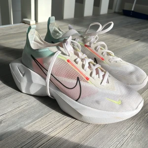 (WMNS) Nike Vista Lite 'White Barely Volt' CI0905-102 - Snygga, väldigt sällsynta nike skor, till för löpning men passar även fint med att styla till vardagliga kläder😍 använda ett få tal gånger men är i helt nytt skick! 