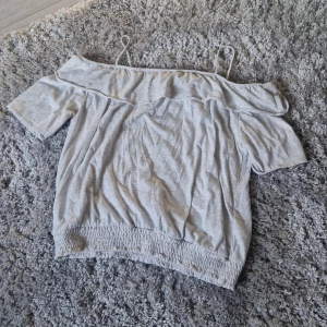 En fin sommar topp - Säljer denna fina topp som passar bra till sommaren nu💓säljer den för att den har blivit förliten tyvär💓