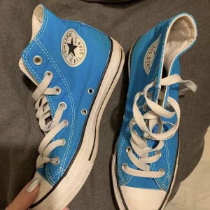 Converse - (Lägger upp igen) Fina blå Converse perfekt till sommaren. Väl använda därav priset men inte trasiga osv, köpte förra sommaren men har vuxit ur dem. Storlek 37 men passade mig under tiden jag hade 37,5💘