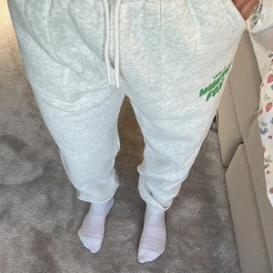 White fox mjukisbyxor - Ljusgrå melerade mjukisbyxor från White fox! Storlek M