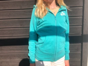 Blå Nike hoodie  - Säljer denna nike hoodie för att den har blivit förliten. Lite nopprig inuti men annars Inget märke på slitage. Minns inte org pris men tror nånstans mellan 300 o 400 kr. 😁🩵🫶🏻
