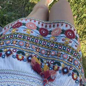 En super söt kjol från zara köpt förra året som inte kommer till andvändning längre. Den är i fint skick, säljer för 200 kr💗