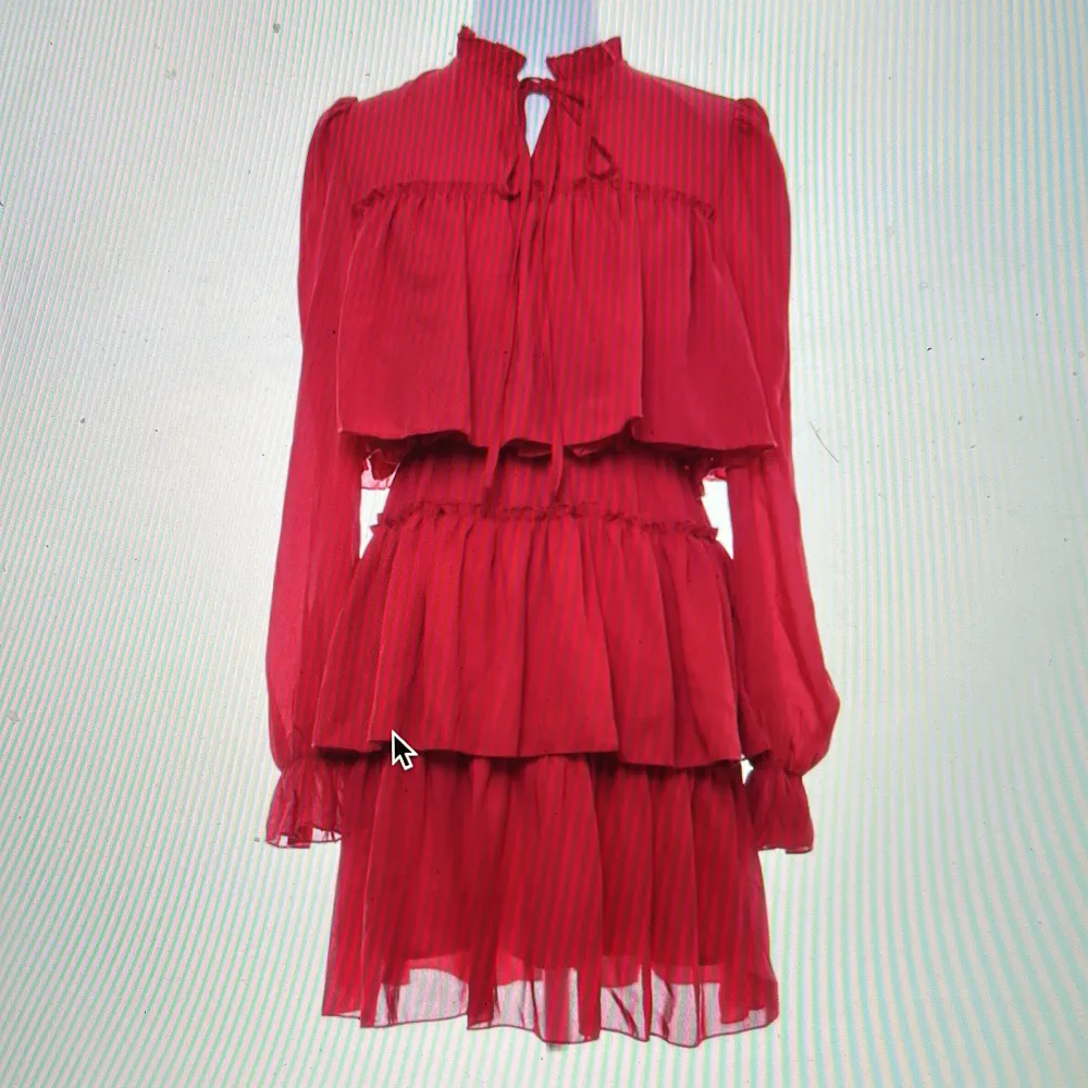 Jättefin röd klänning i storlek small från H&M. Använd en gång! Finns även att hämtas upp i Stockholm . Klänningar.