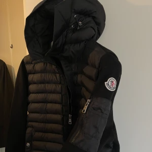 Moncler jacka Cardigan knappt använd  - Moncler jacka Svart  Storlek: 9/10 Storlek: 2 M/S  Säljs då jag tömmer garderoben och vill bli av med gamla kläder.