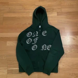 Grön one of one hoodie - Säljer denna hoodie för jag ej använder längre 