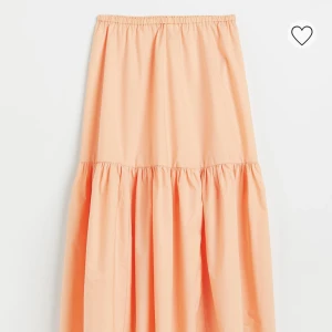 Maxikjol - Ljus korall/orange maxikjol från h&m, slutsåld storlek. Kommer tyvärr inte till användning, prislappen kvar❤️ 