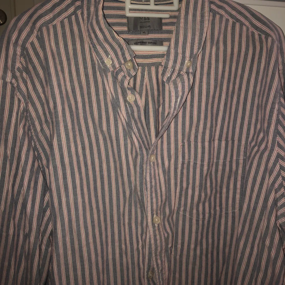 Mark & Spencer button down skjorta. Fint skick, nypris mellan 800-1000kr. Perfekt för sommarväder! (Köpt utomlands). Skjortor.