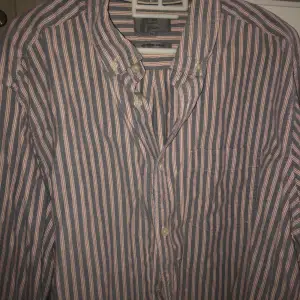 Mark & Spencer button down skjorta. Fint skick, nypris mellan 800-1000kr. Perfekt för sommarväder! (Köpt utomlands)