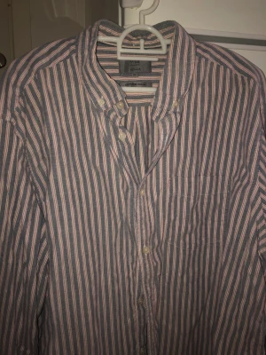 M&S Skjorta (XL) - Mark & Spencer button down skjorta. Fint skick, nypris mellan 800-1000kr. Perfekt för sommarväder! (Köpt utomlands)