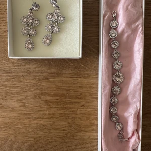 Smycken Lily and Rose - Smycken från Lily and Rose. Använda en gång. Mycket fint skick. Båda för 700kr. Alternativt örhängen 350kr styck. 